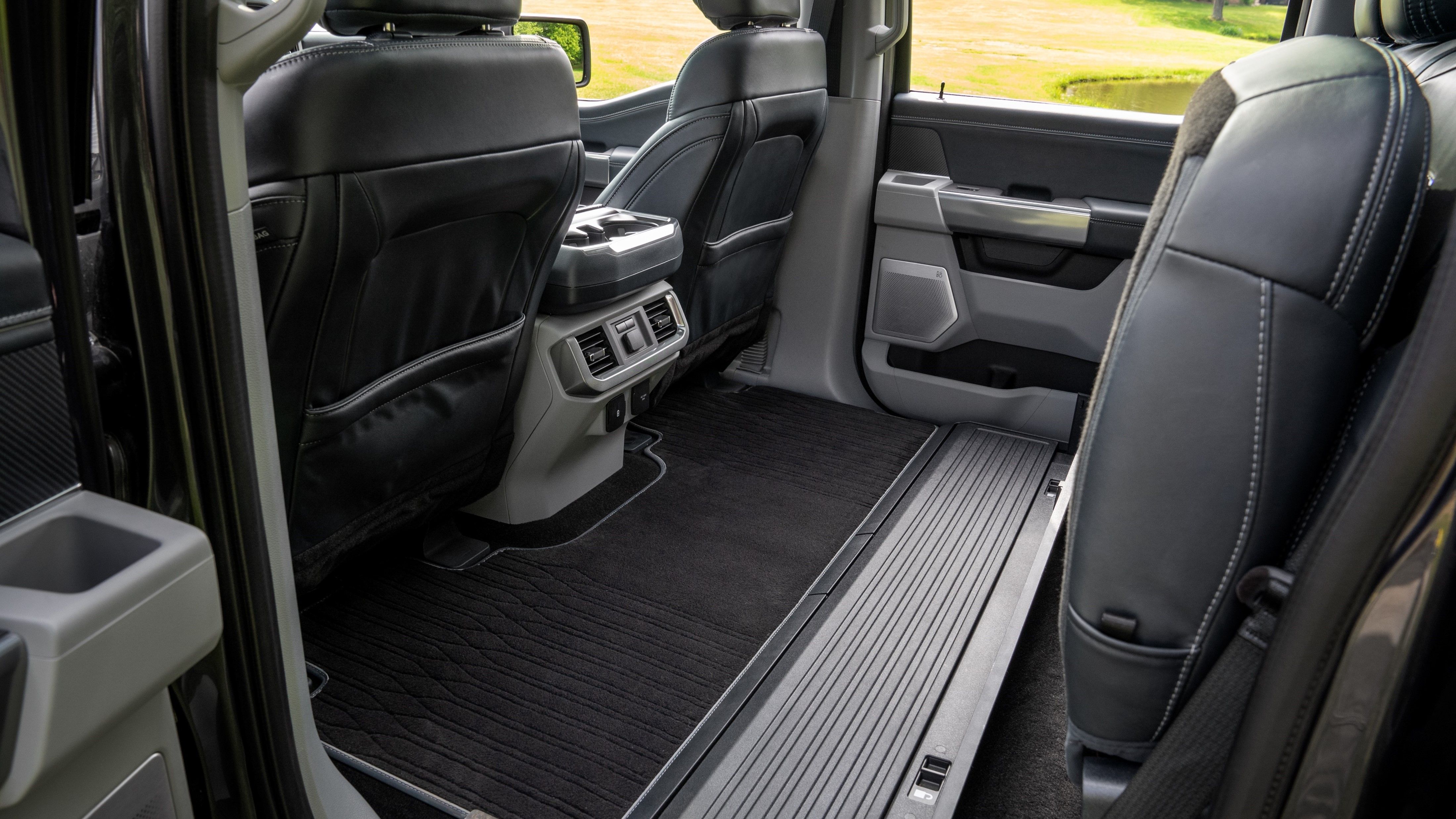 Asiento pasajeros trasero ​ (Calefaccionado, Rebatible y con espacio de almacenamiento con traba)