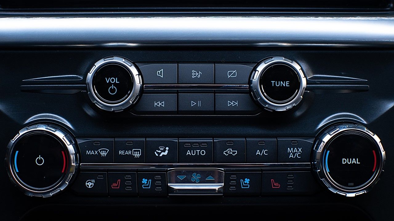 Asientos delanteros con regulación eléctrica y climatizados